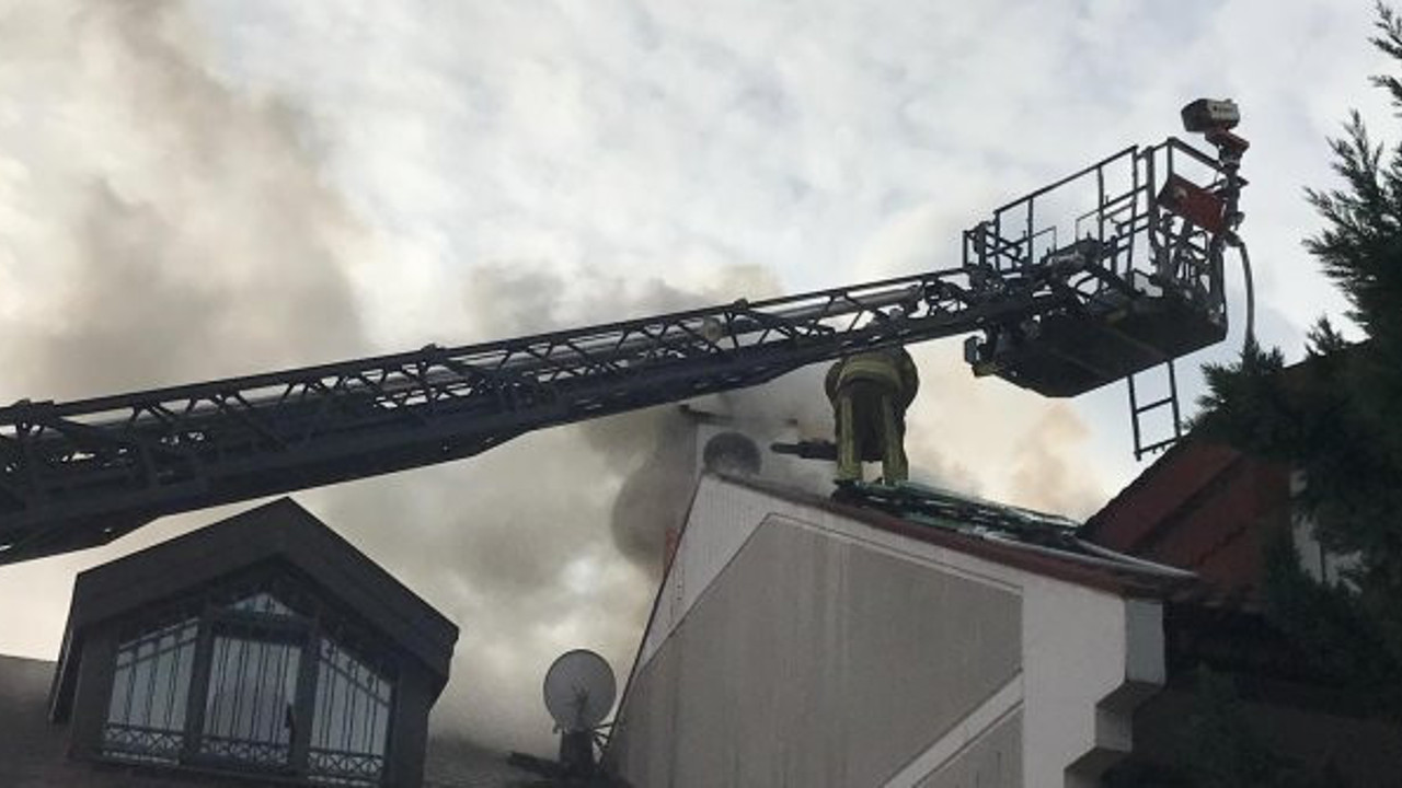 Bakırköy'de villanın çatısı yandı; anaokulunda korku yaşandı