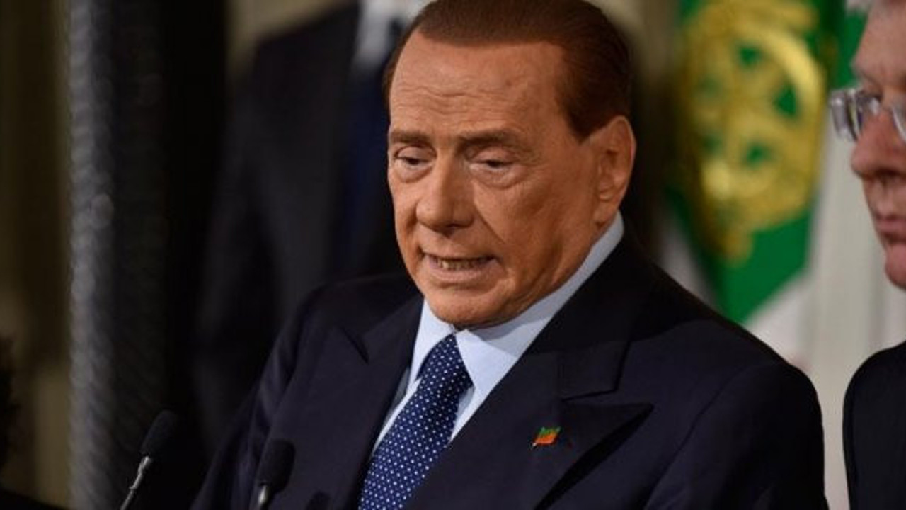 Siyasete geri dönüyor