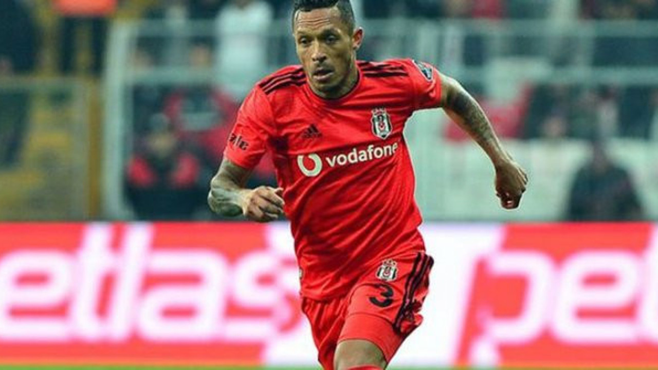 Beşiktaş'ın savunmacısı Adriano, Brezilya yolcusu