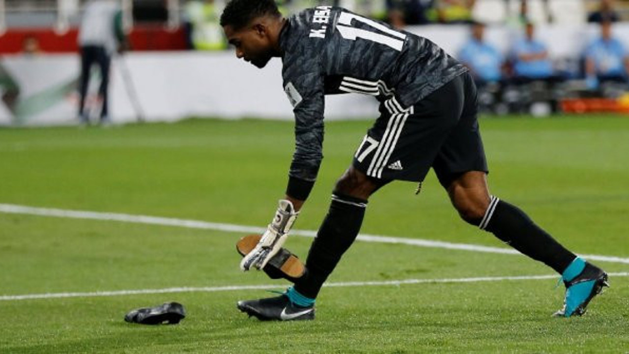 Siyasi kriz futbola yansıdı: Sahaya ayakkabı attılar!