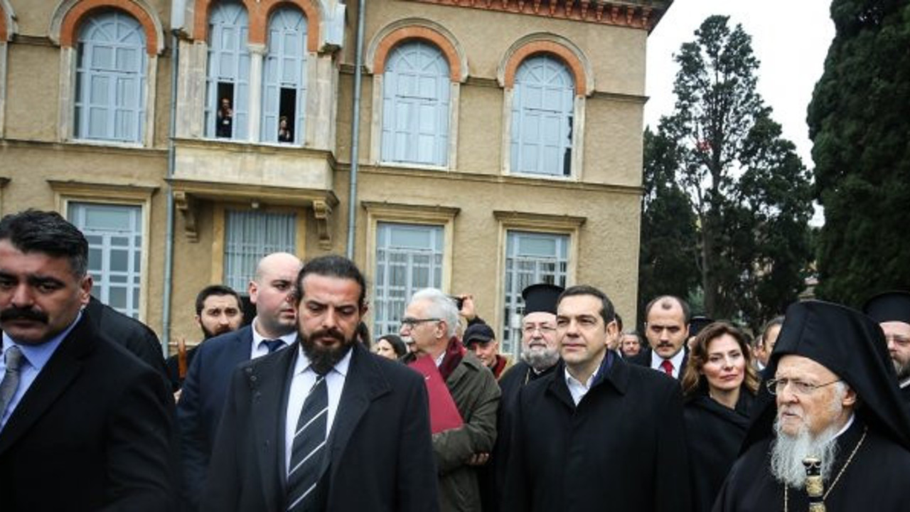Yunanistan'da cami açtırmayanlar Türkiye'de kilise turunda