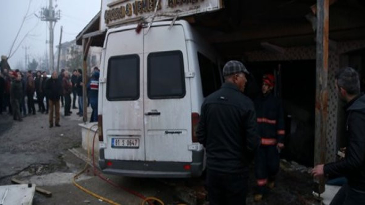Düzce'de otomobile çarpan servis minibüsü lokantaya girdi: 12 yaralı