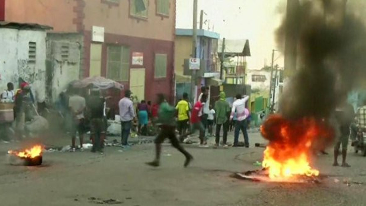 Haiti'de halk 4 gündür sokakta: 4 ölü