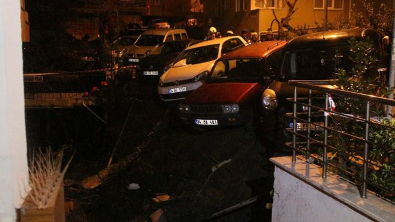 Beşiktaş'ta duvar çöktü, araçlar askıda kaldı