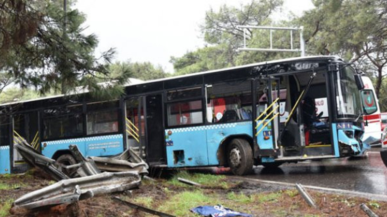 Halk otobüsü bariyerlere çarptı: 4 yaralı