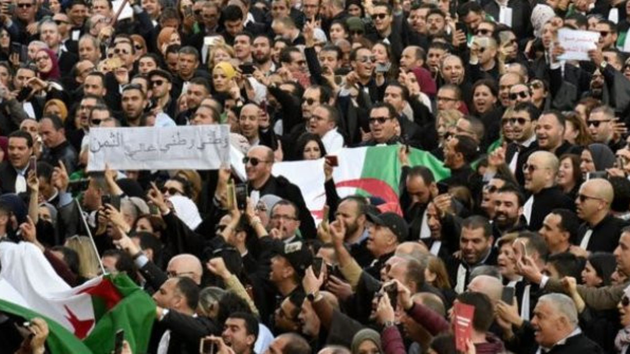 Cezayir'de binlerce kişi sokaklarda