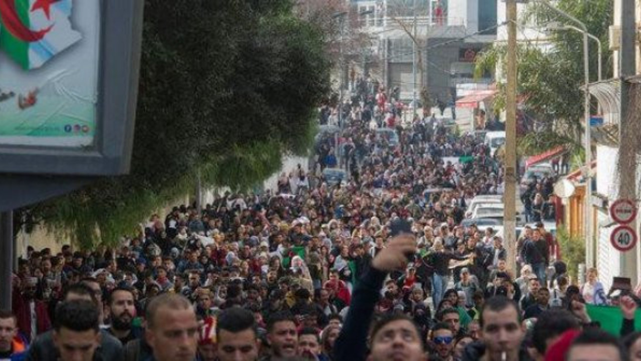 Cezayir'de seçimler ertelendi