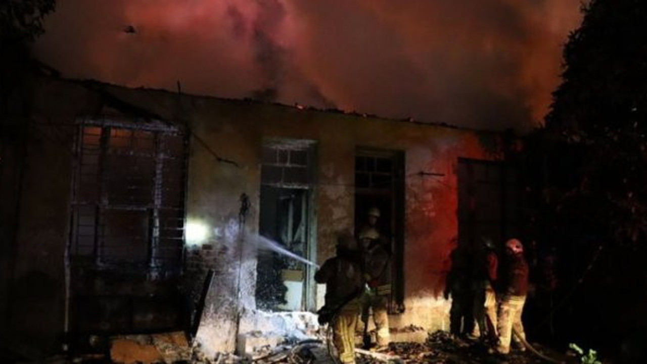 Kadıköy'de yangın! 4 bina kül oldu