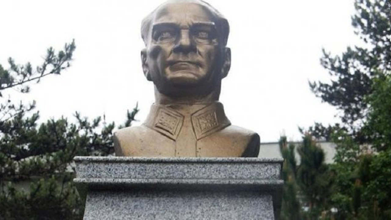 Atatürk büstüne saldırana 18 yıl hapis cezası