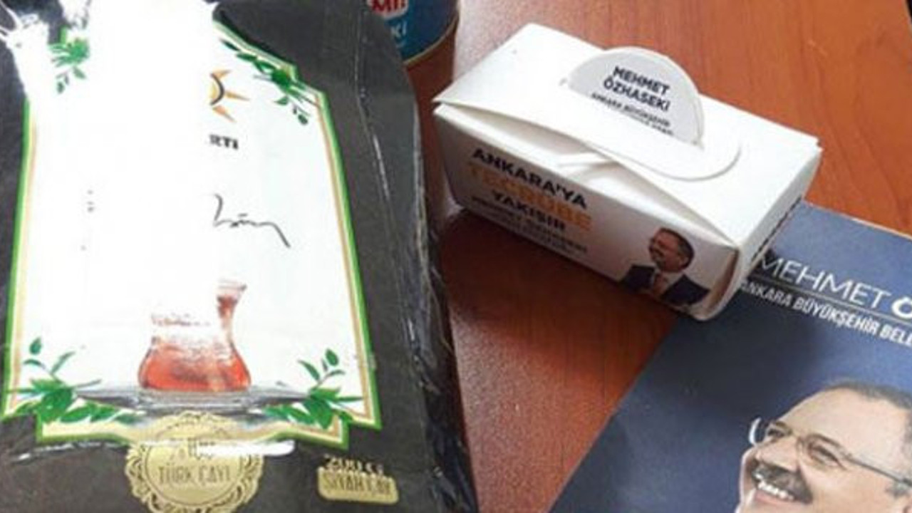 Cuma çıkışı çay ve lokum dağıttılar