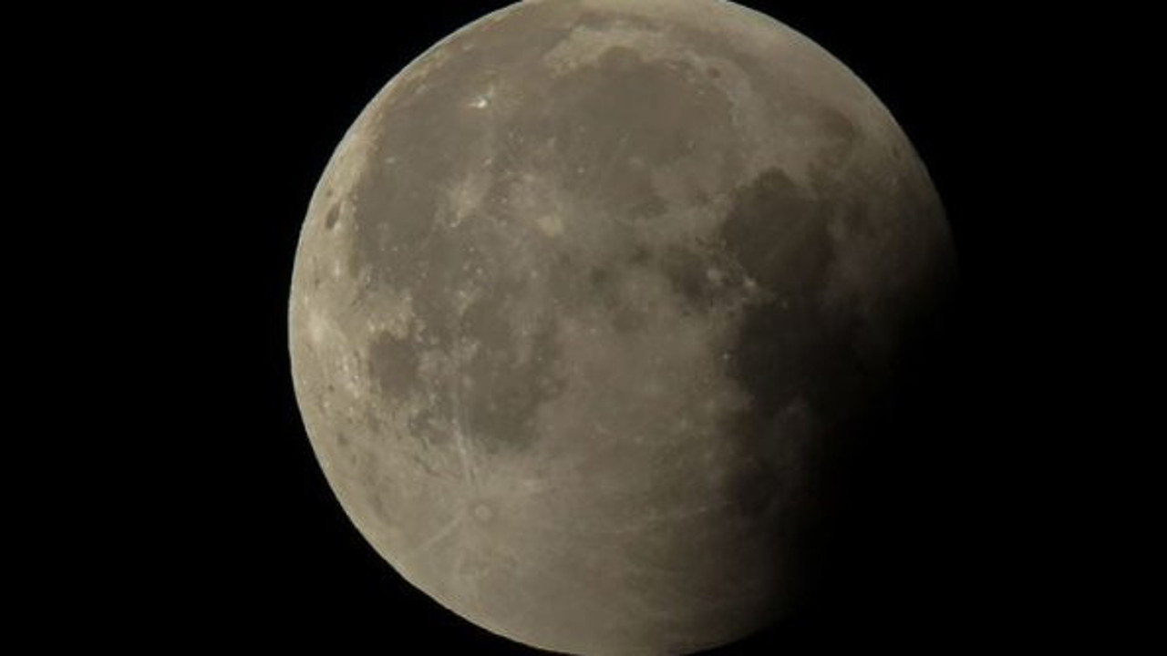 Meteor yağmurları Ay'da su buharı ortaya çıkarıyor (17 Nisan 2019)