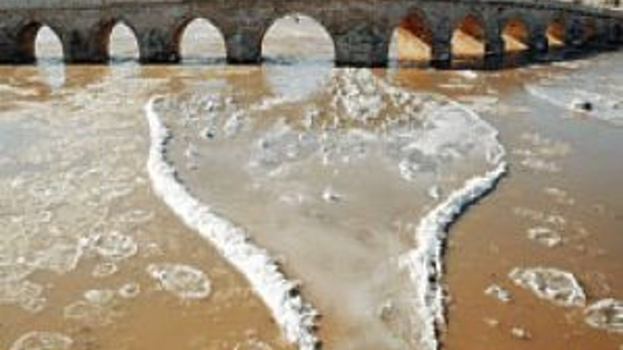 Kızılırmak'ın bazı bölümleri buz tuttu