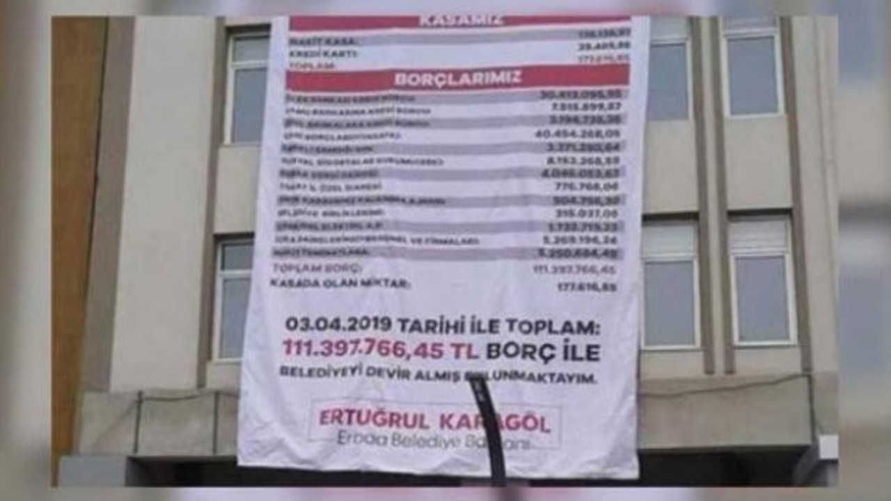 MHP'li başkan AKP'li başkandan kalan borcu belediye binasına astırdı!