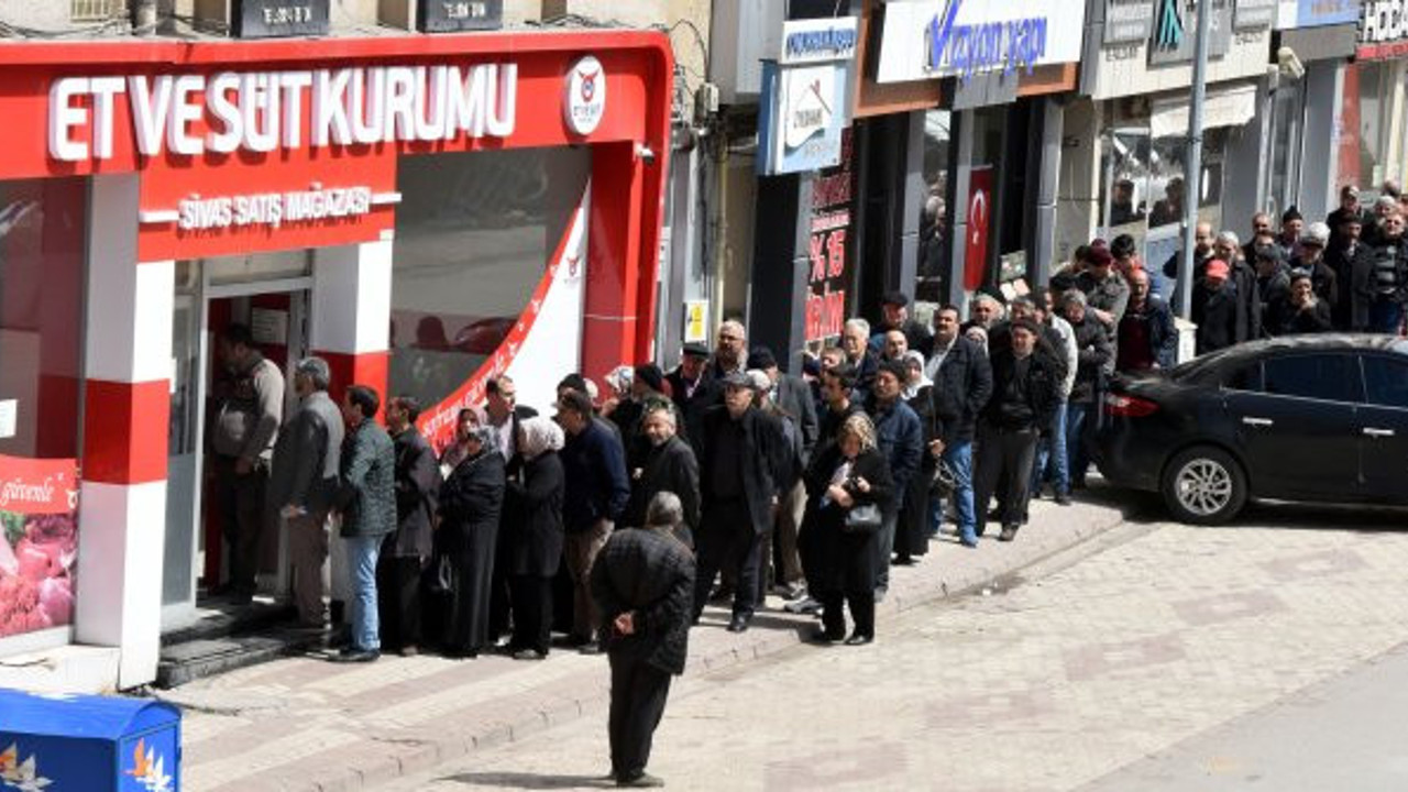 Sivas'ta Et ve Süt Kurumu önünde ucuzluk kuyruğu