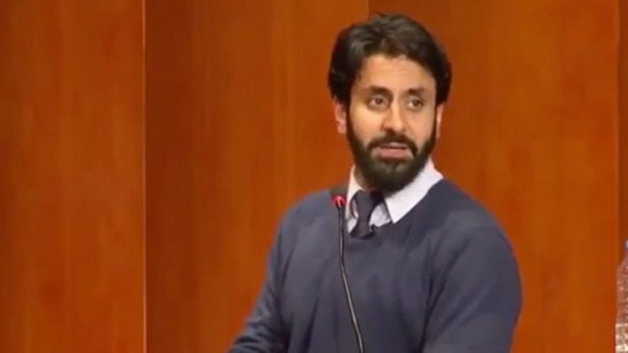 Bak Tzortzis'i alkışlayan genç!