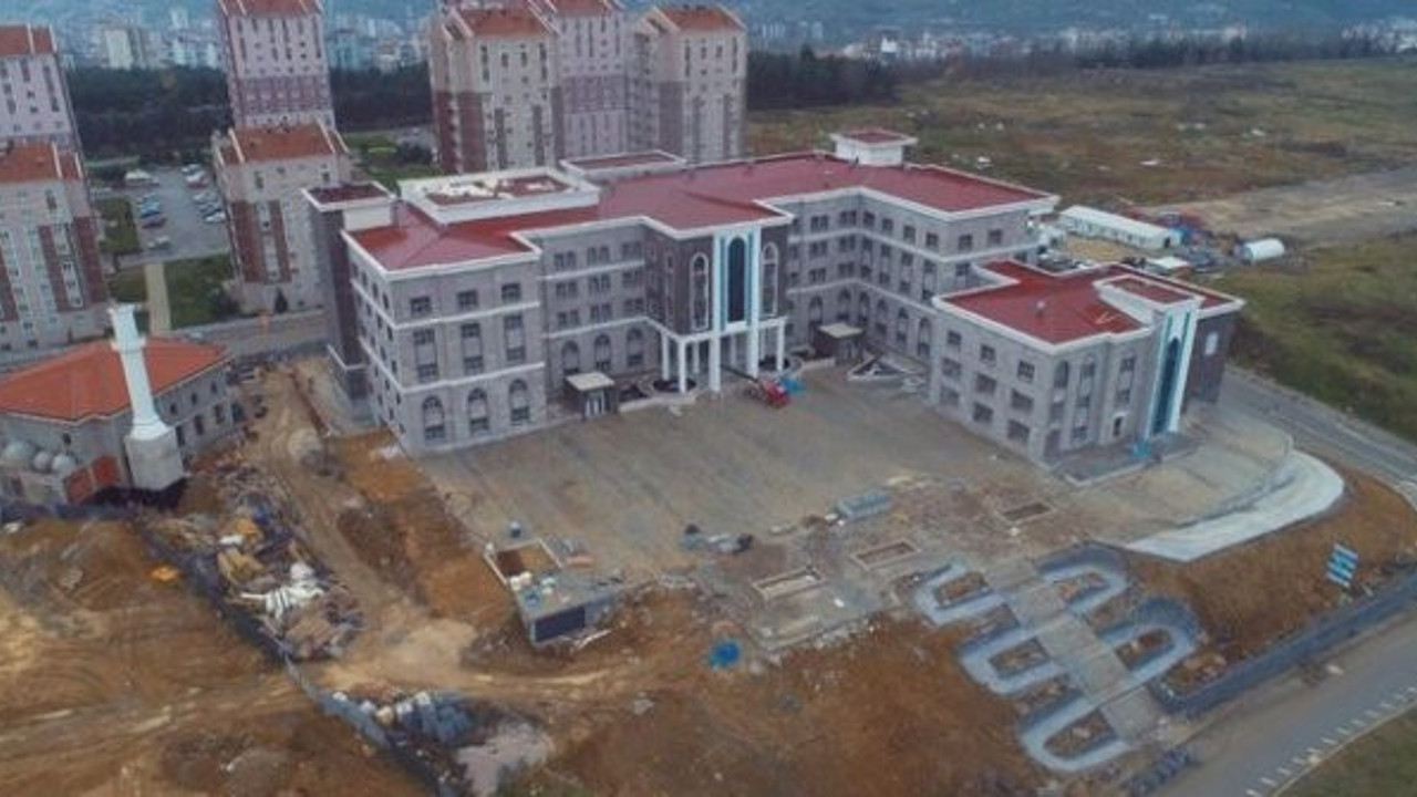 AKP'den İYİ Parti'ye geçen İlkadım'da belediye binası hacizli çıktı