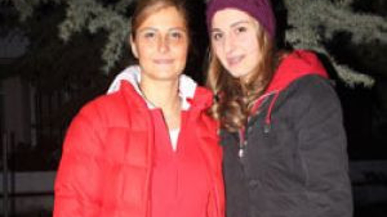 Kızına sınıf arkadaşı oldu