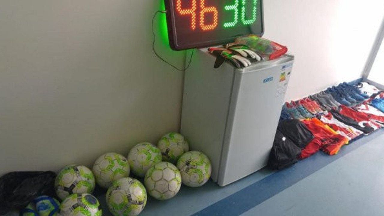Kulüpten çaldıkları malzemelerle maç yaparken yakalandılar