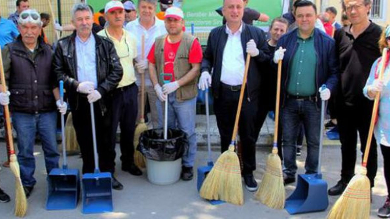 Belediye Başkanı vatandaşlarla birlikte sokakları süpürdü