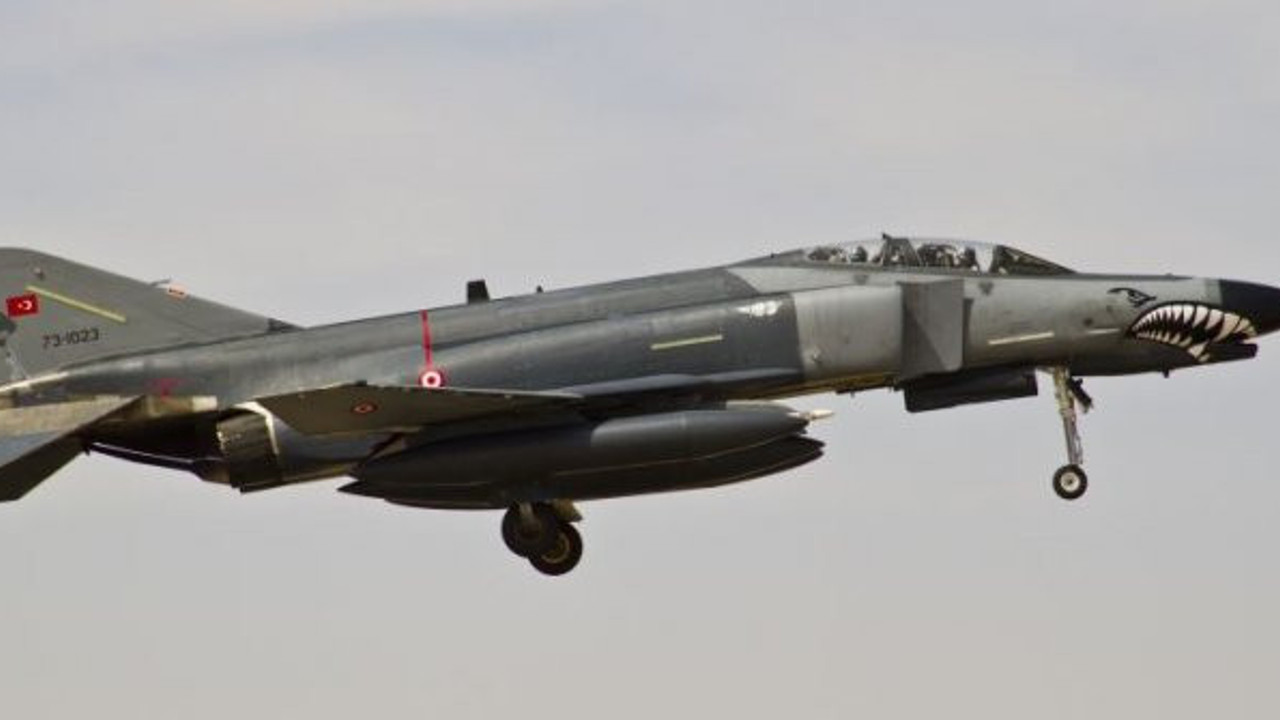 F-4 savaş uçağı iniş sırasında arızalandı
