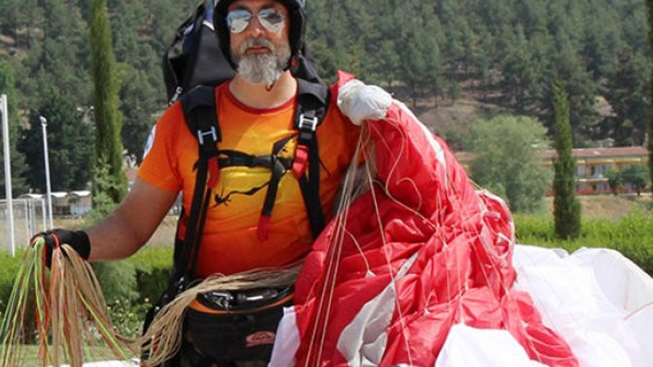 Yamaç paraşütçüsüne şahin saldırdı