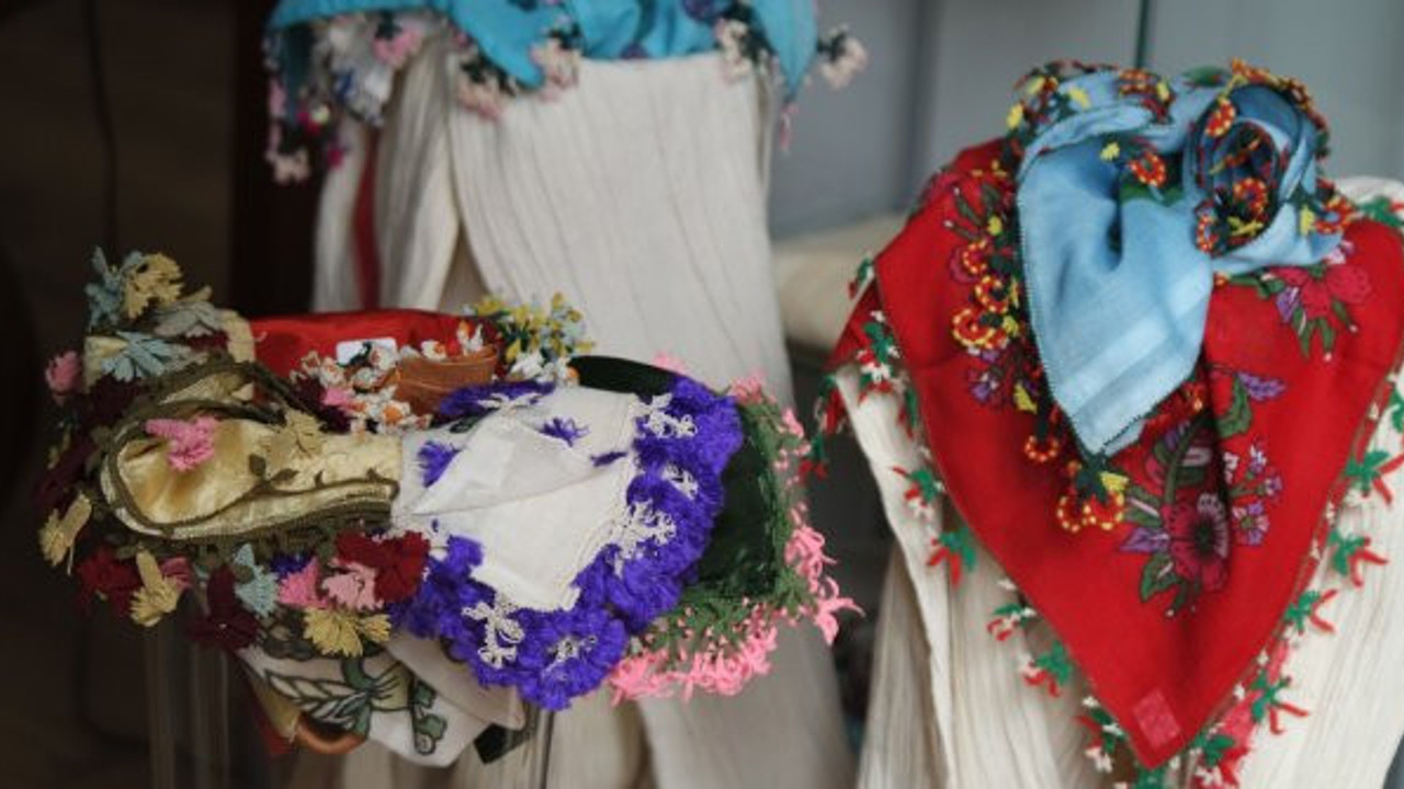 Sandıklarda bekleyen iğne oyaları koleksiyon oldu