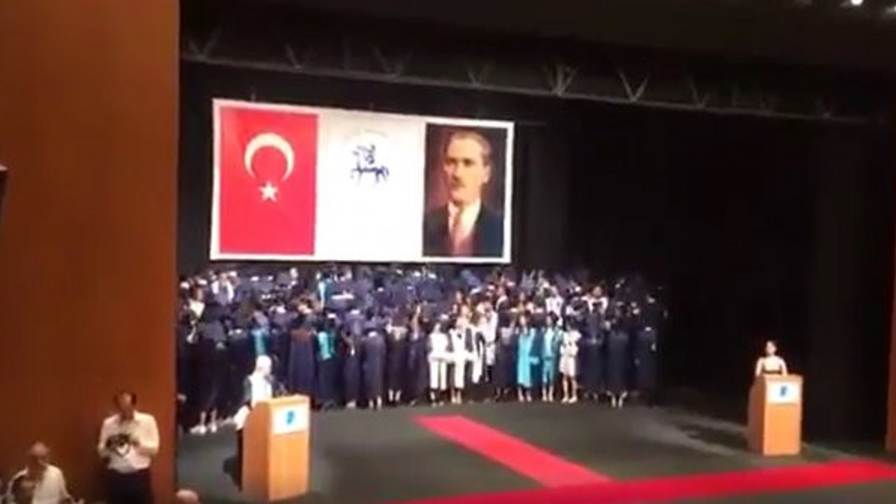 Mezuniyet töreninde alkışlı protesto