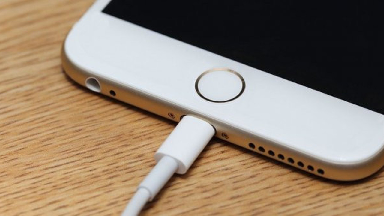 iPhone'lara kablolu veri transferi özelliği