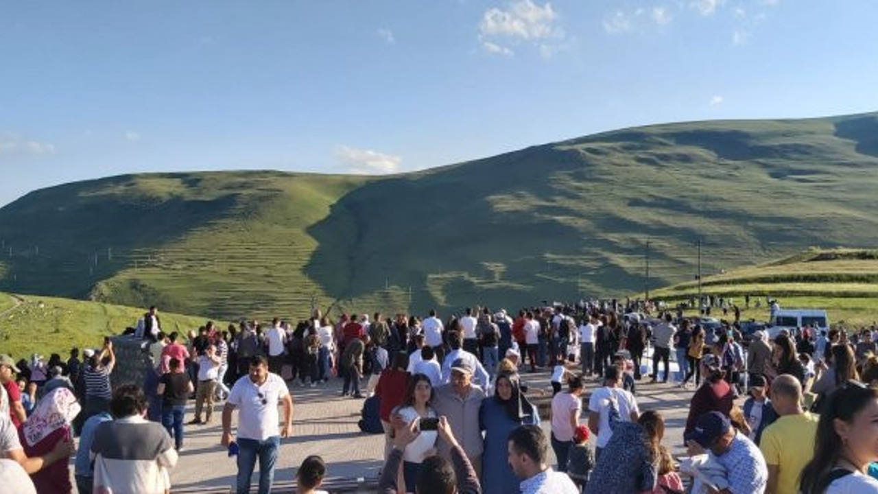 Karadağ'a Atatürk silüeti yansıdı, yüzlerce kişi akın etti