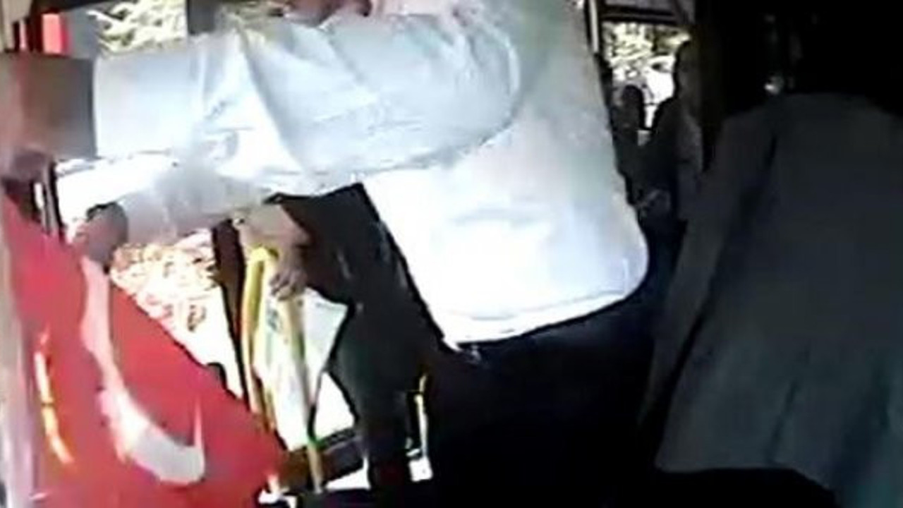 Otobüs şoförü, bayrağı yerde bırakmadı
