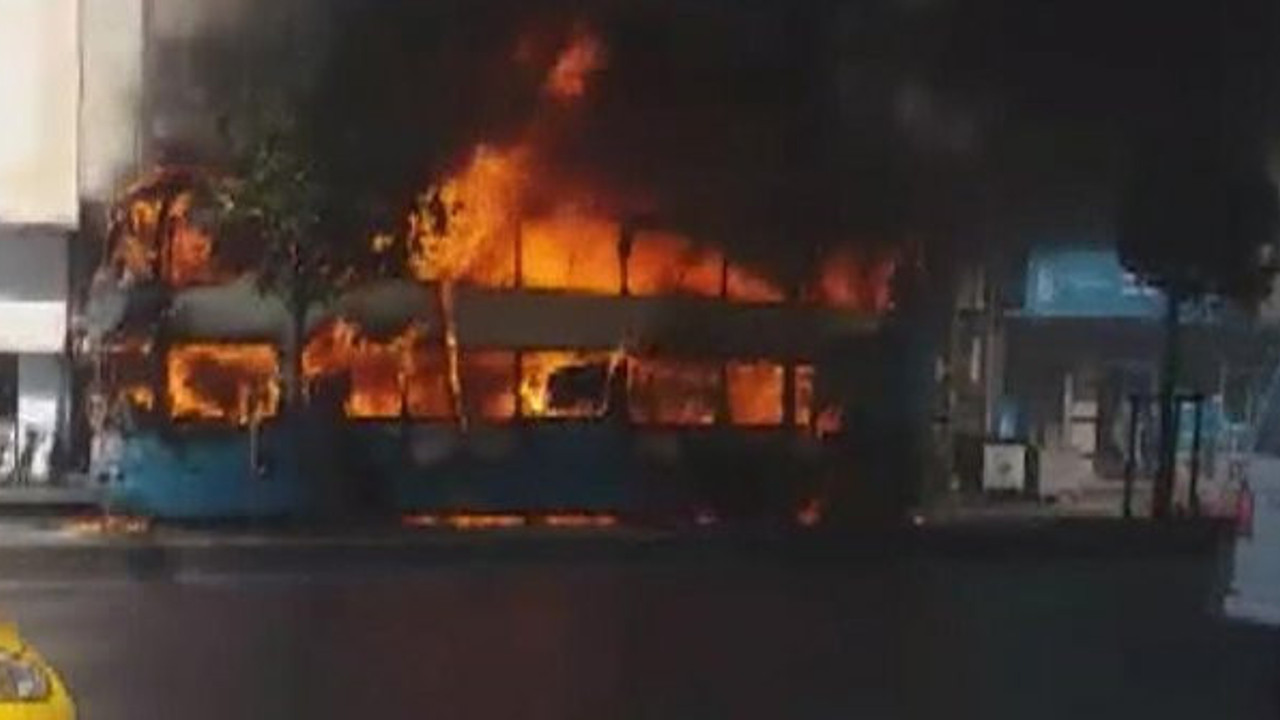 Esenyurt'ta seyir halindeki otobüs alev aldı