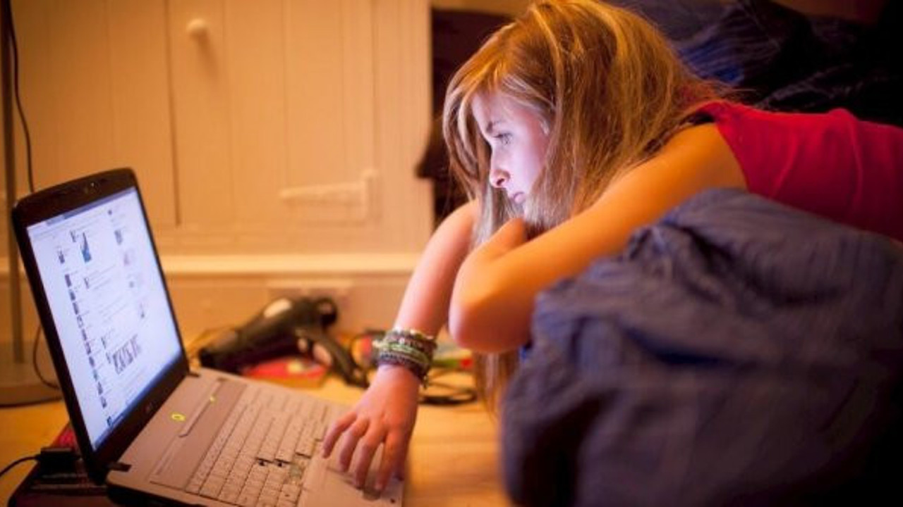 Sosyal medya gençlerde depresyona yol açabiliyor