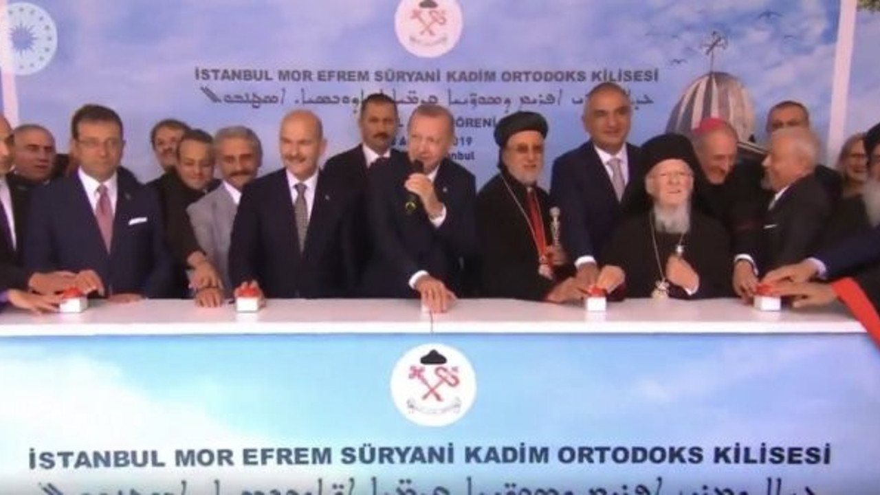 Egemen Bağış'ın buton sevdası sosyal medyayı salladı