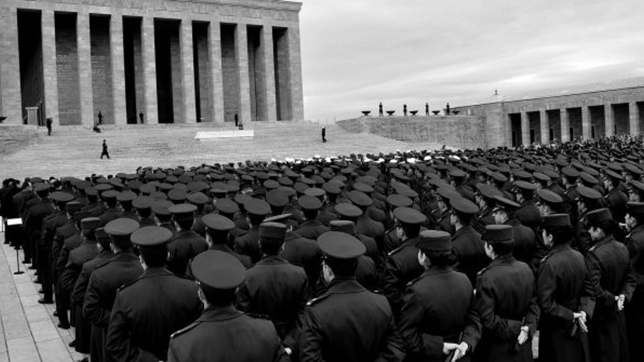 "AK Parti orduyu kendi aynası gibi görmek istiyor"