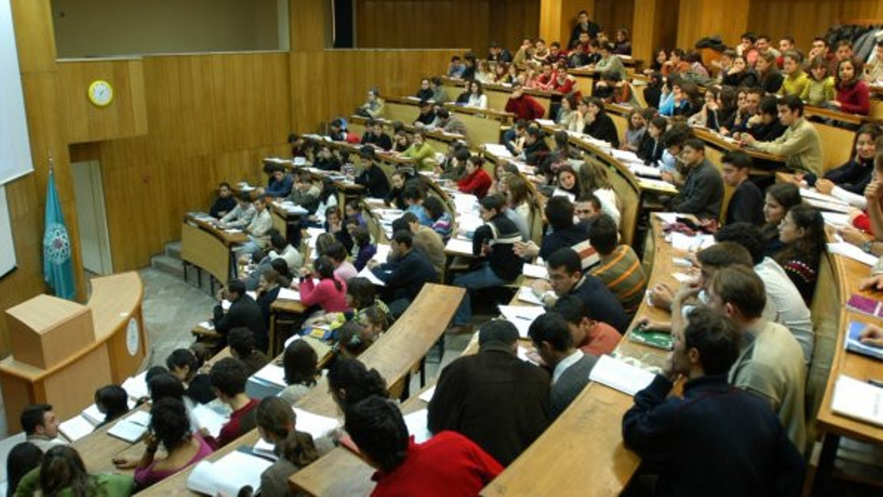 Üniversite var, akademisyen yok!