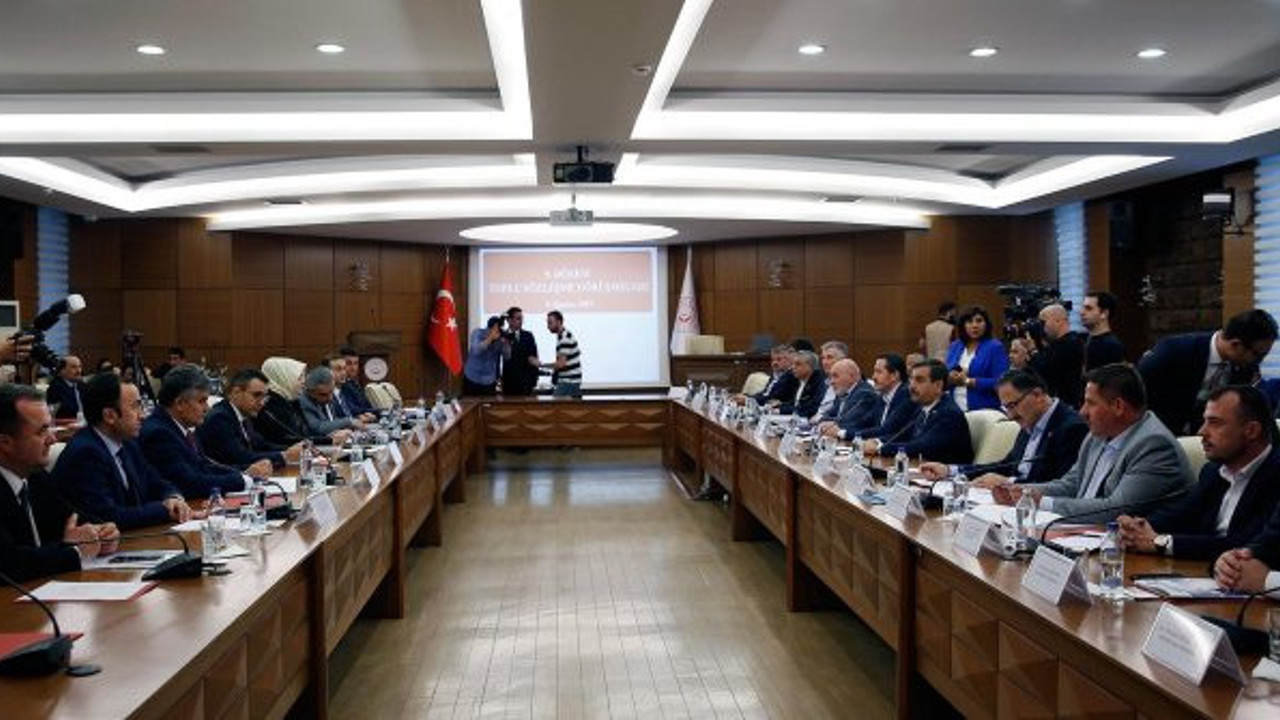 Tuba Vural Çokal: “Bazı sendikalar memurlardan çok hükümeti temsil ediyor”