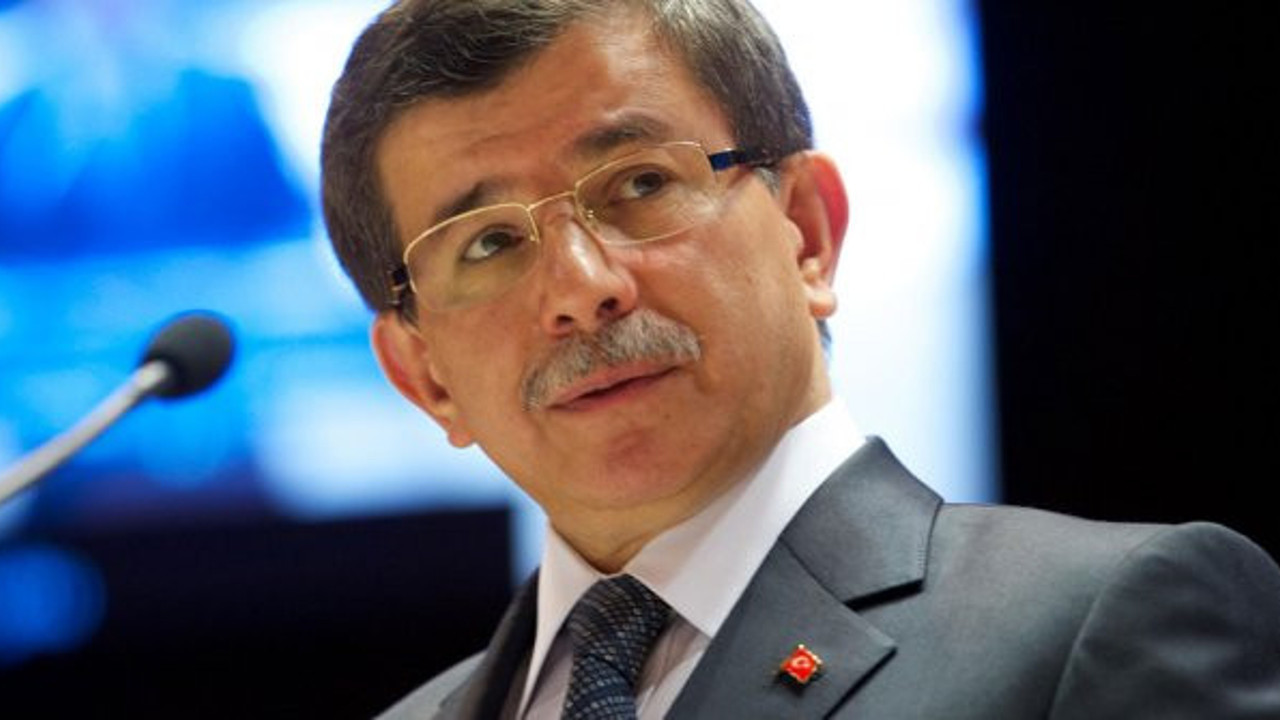 Abdullah Gül'e yakın isim Davutoğlu'nu hedef aldı