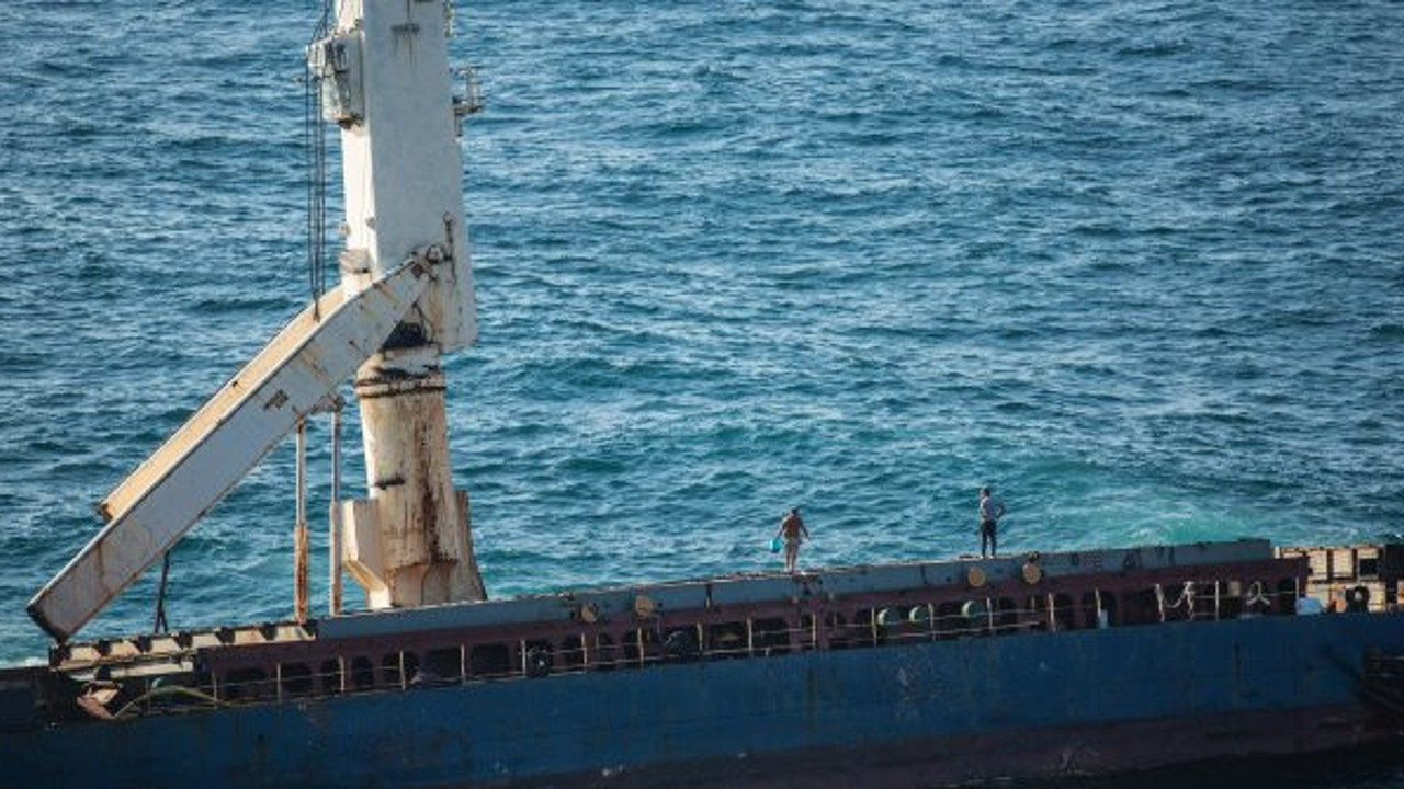 Şile'de terk edilen gemi tehlike saçıyor!