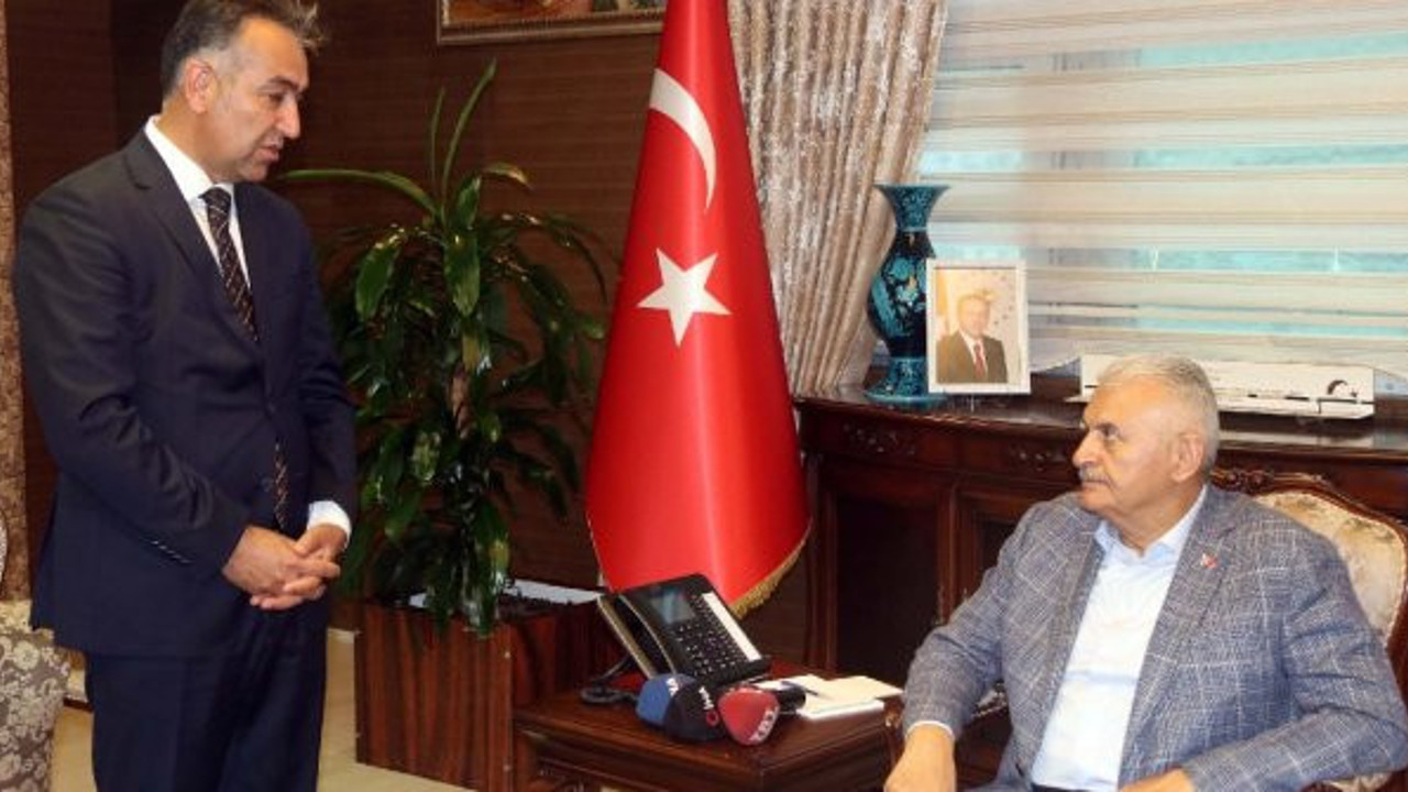 Binali Yıldırım'ın Bitlis Valisi'ni ziyaretinde dikkat çeken kare