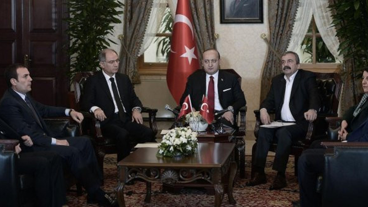 Erdoğan Dolmabahçe'de oturma yerlerini kağıda çizmiş