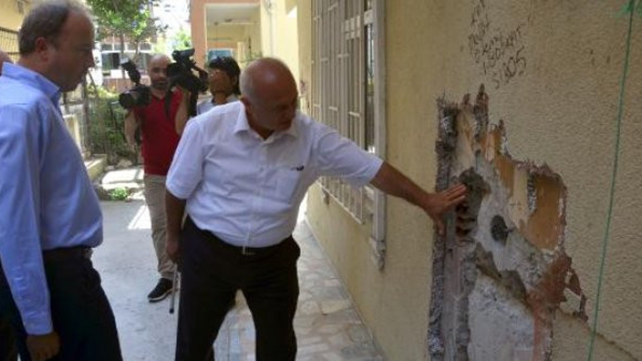 Avcılar'da kolonlarında çatlaklar olan binada oturmaya devam ediyorlar