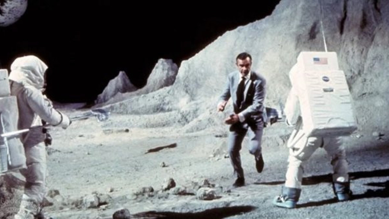 James Bond'un Ay aracı satışa çıkıyor