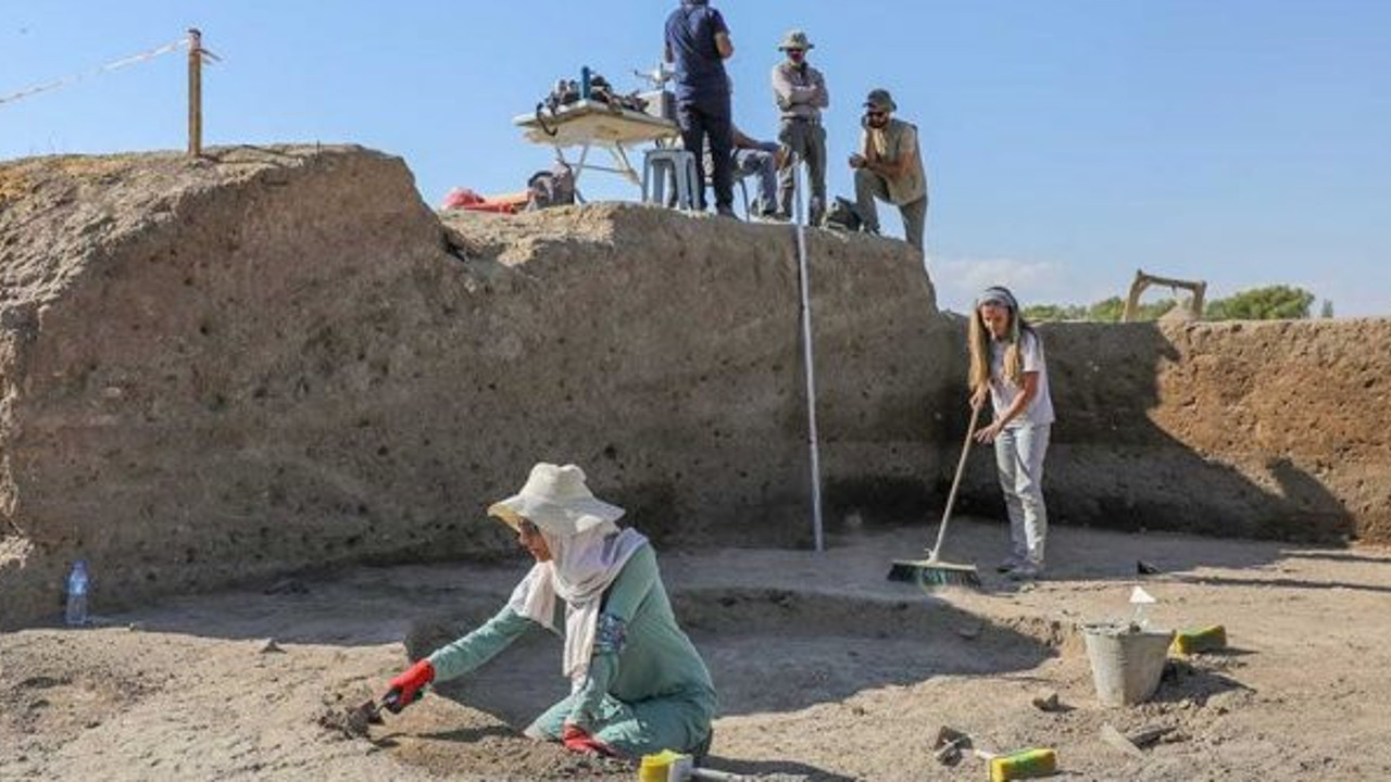 Van Kalesi çevresinde 5 bin yıllık yapılar bulundu