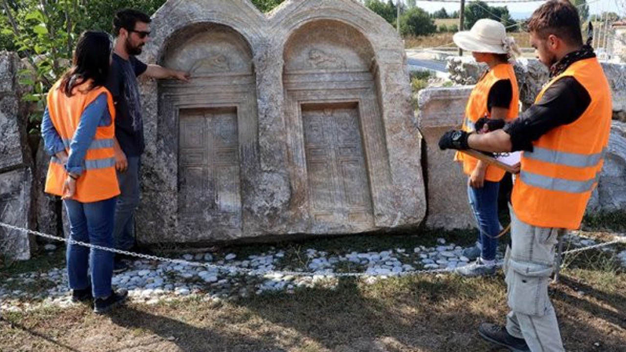 Acılarını mezar taşlarına kazımışlar!