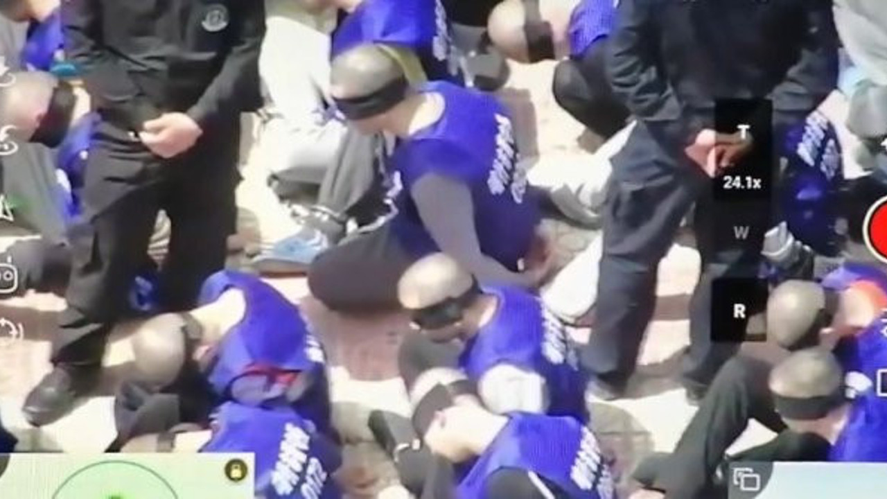 Çin, toplama kamplarındaki Uygur Türklerini böyle sevk etti