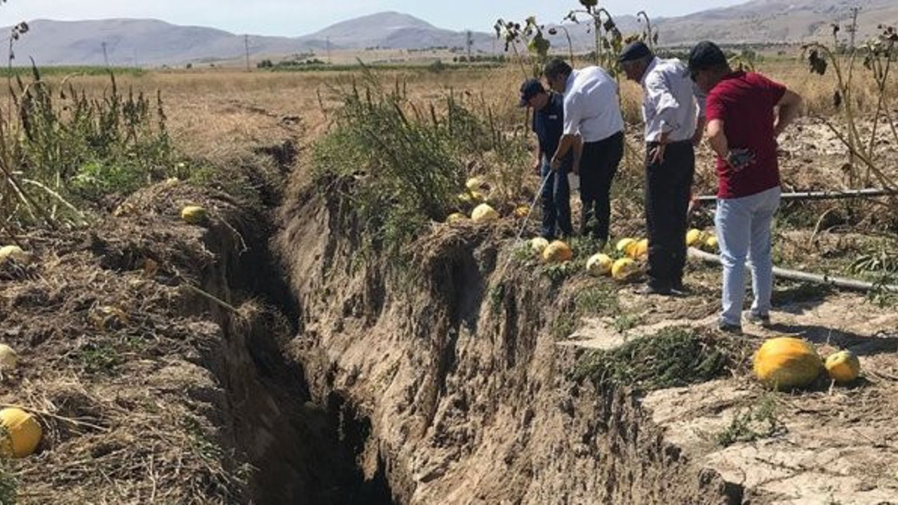 Tarım arazisinde 1 kilometrelik yarık!