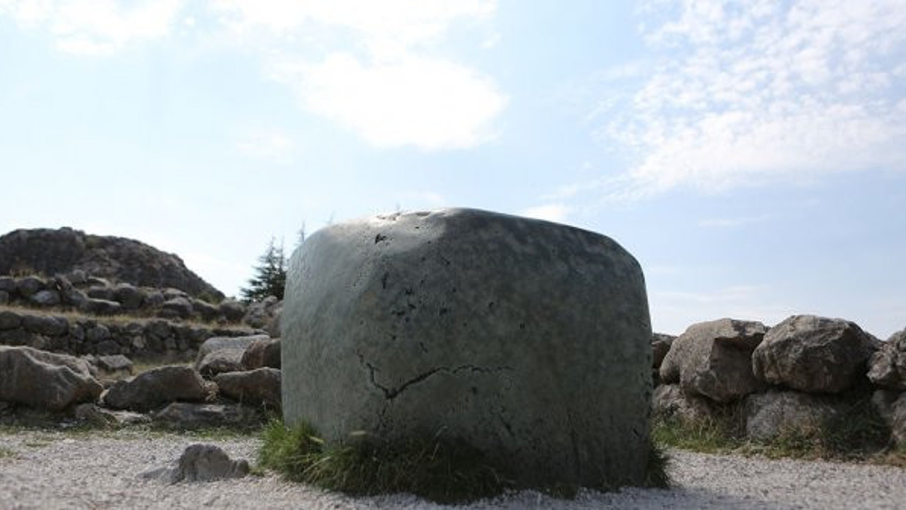 Hattuşa'daki "yeşil kaya" gizemini koruyor