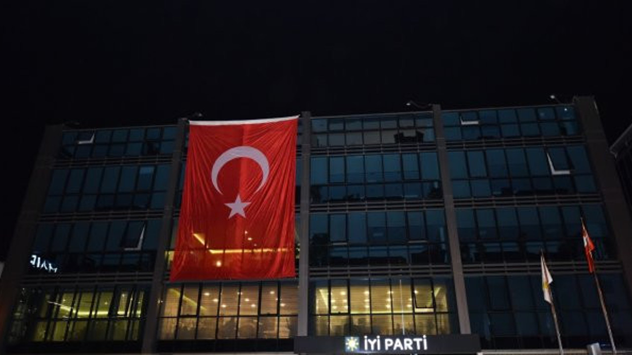 İYİ Parti'den Barış Pınarı'na bayraklı destek