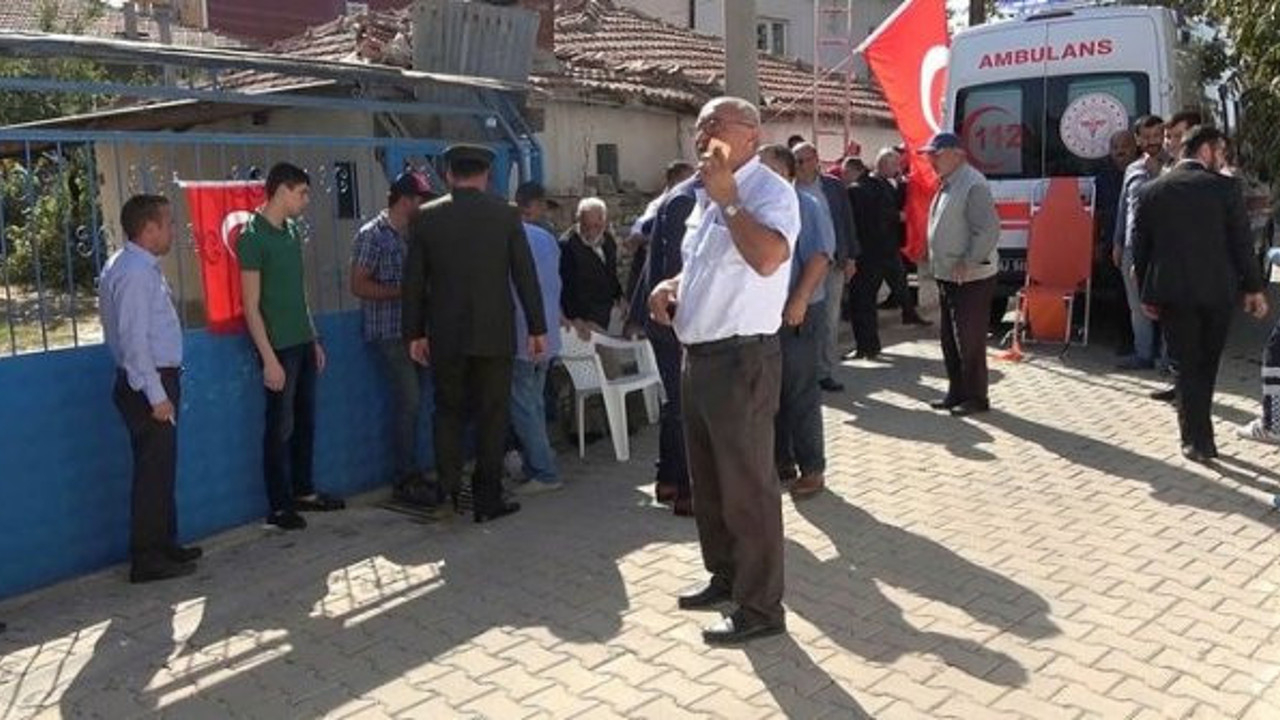 Menbiç şehidinin evine bayraklar asıldı