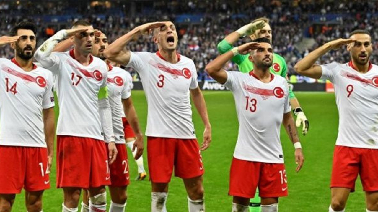 UEFA'nın en iyi ilk 11'de iki Türk